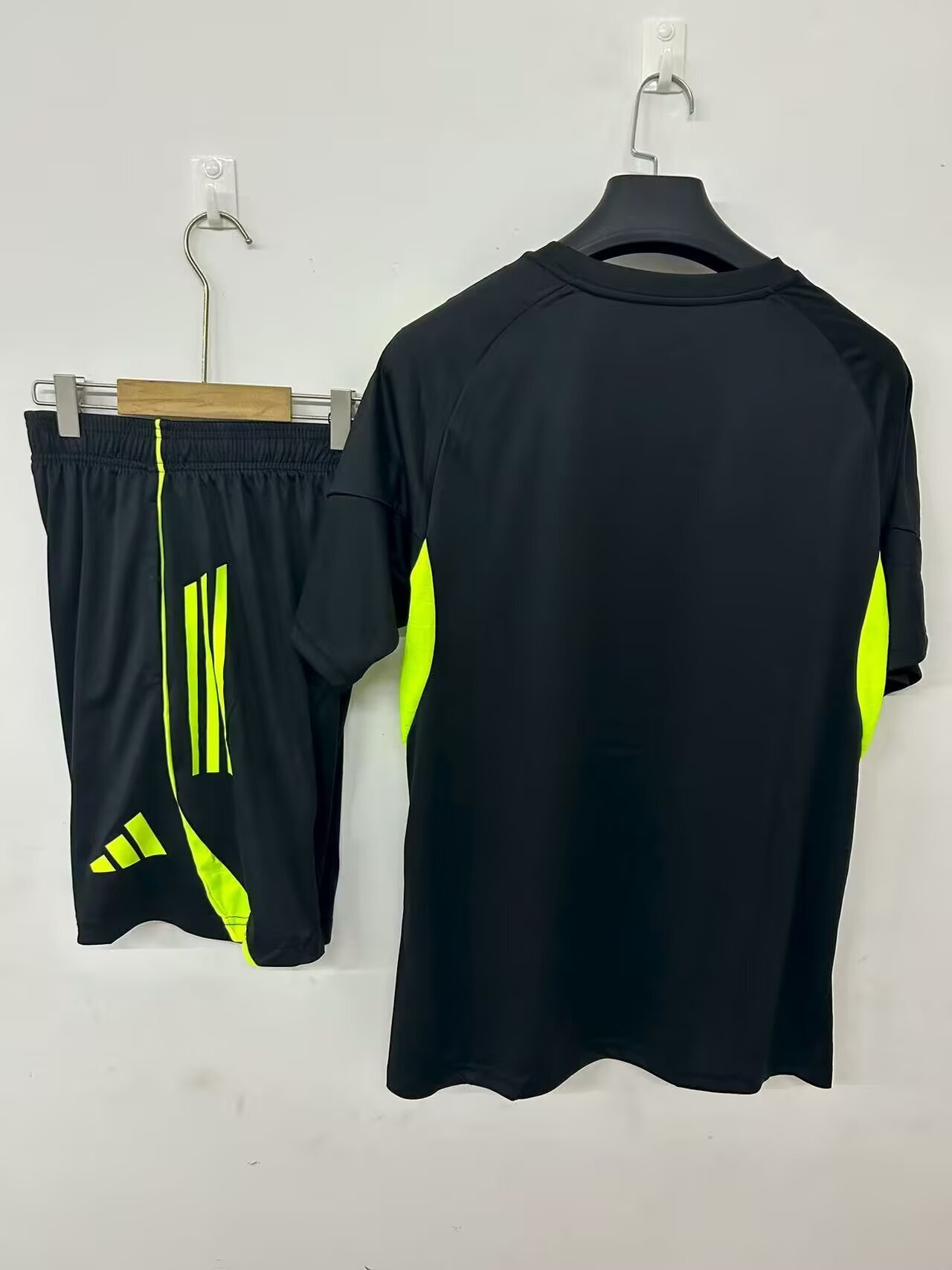 Mens Celtics Black Training Kit 2025/26 Mens Celtics Black Training Kit 2025/26 rear view of shirt and shorts