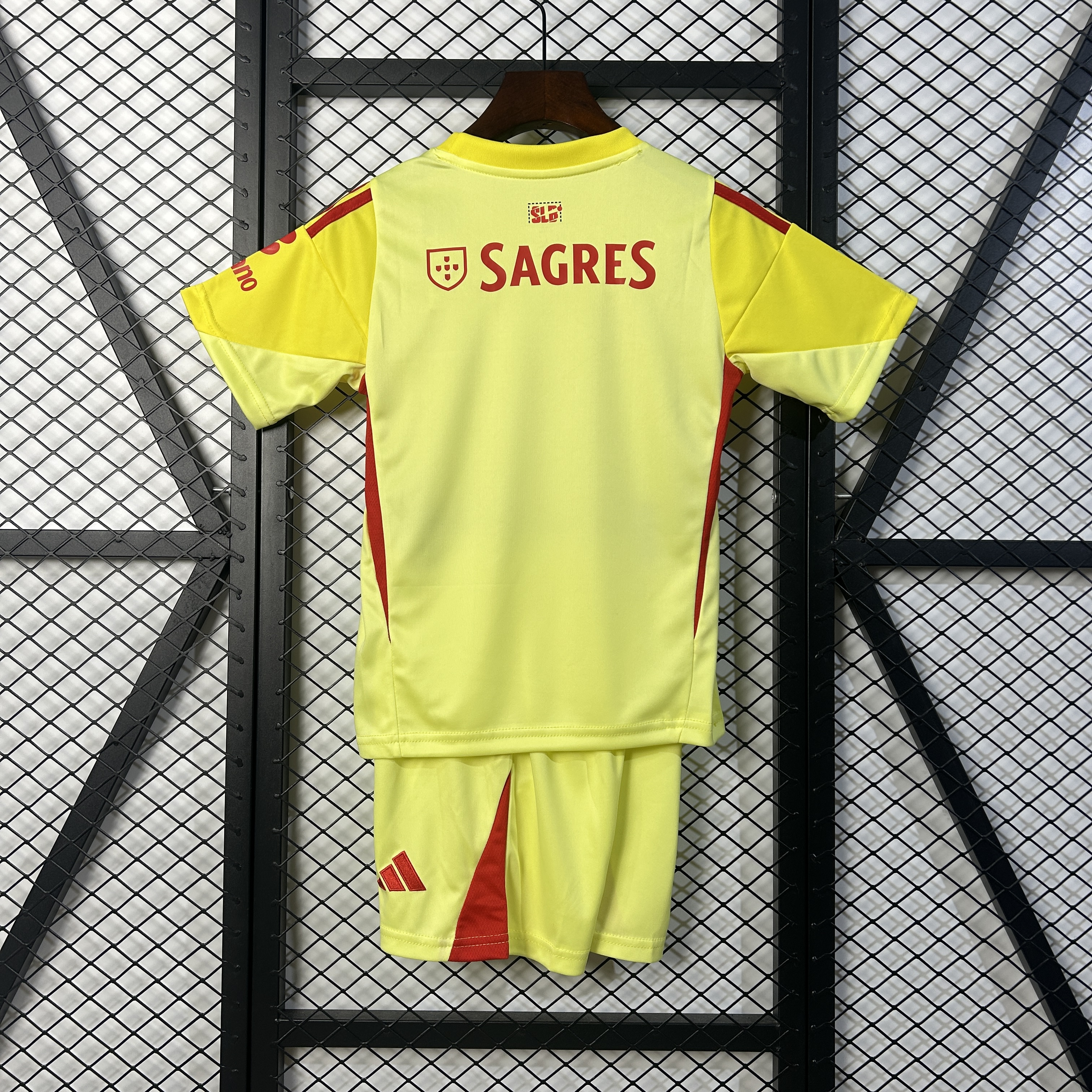 Kids Benfica Goalkeeper Kit 2025/26 Kids Benfica Goalkeeper Kit 2025/26 rear view of shirt and shorts