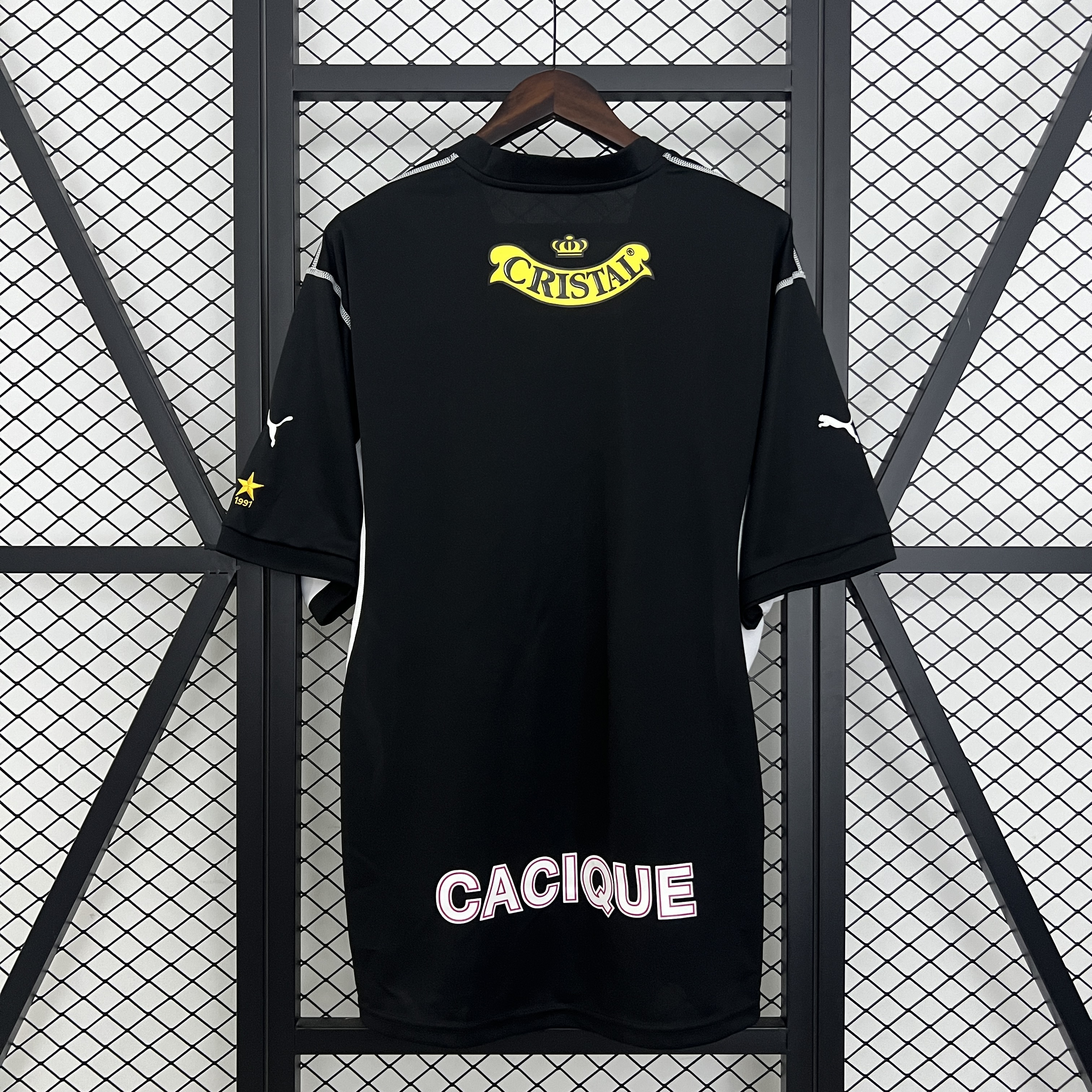 Mens Colo Colo Retro Away Jersey 2003/04 Mens Colo Colo Retro Away Jersey 2003/04 rear view showing matching team styling