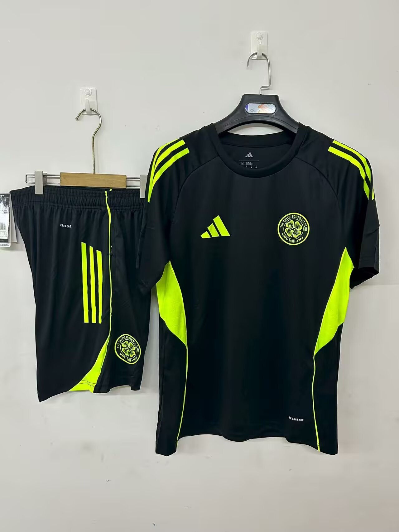 Mens Celtics Black Training Kit 2025/26 Mens Celtics Black Training Kit 2025/26 front view of shirt and shorts