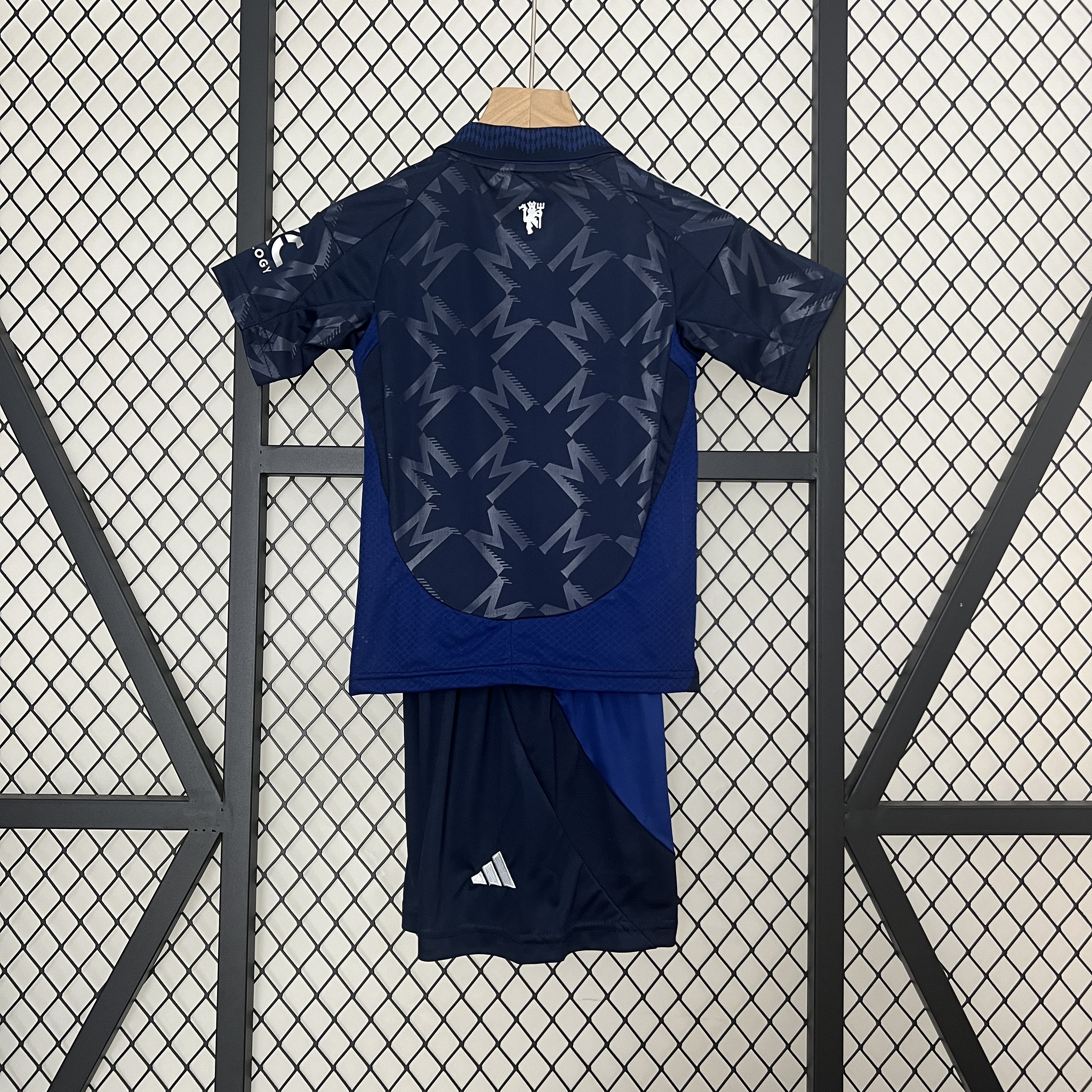 Kids Manchester United Away Kit 2024/25 Kids Manchester United Away Kit 2024/25 back view detail