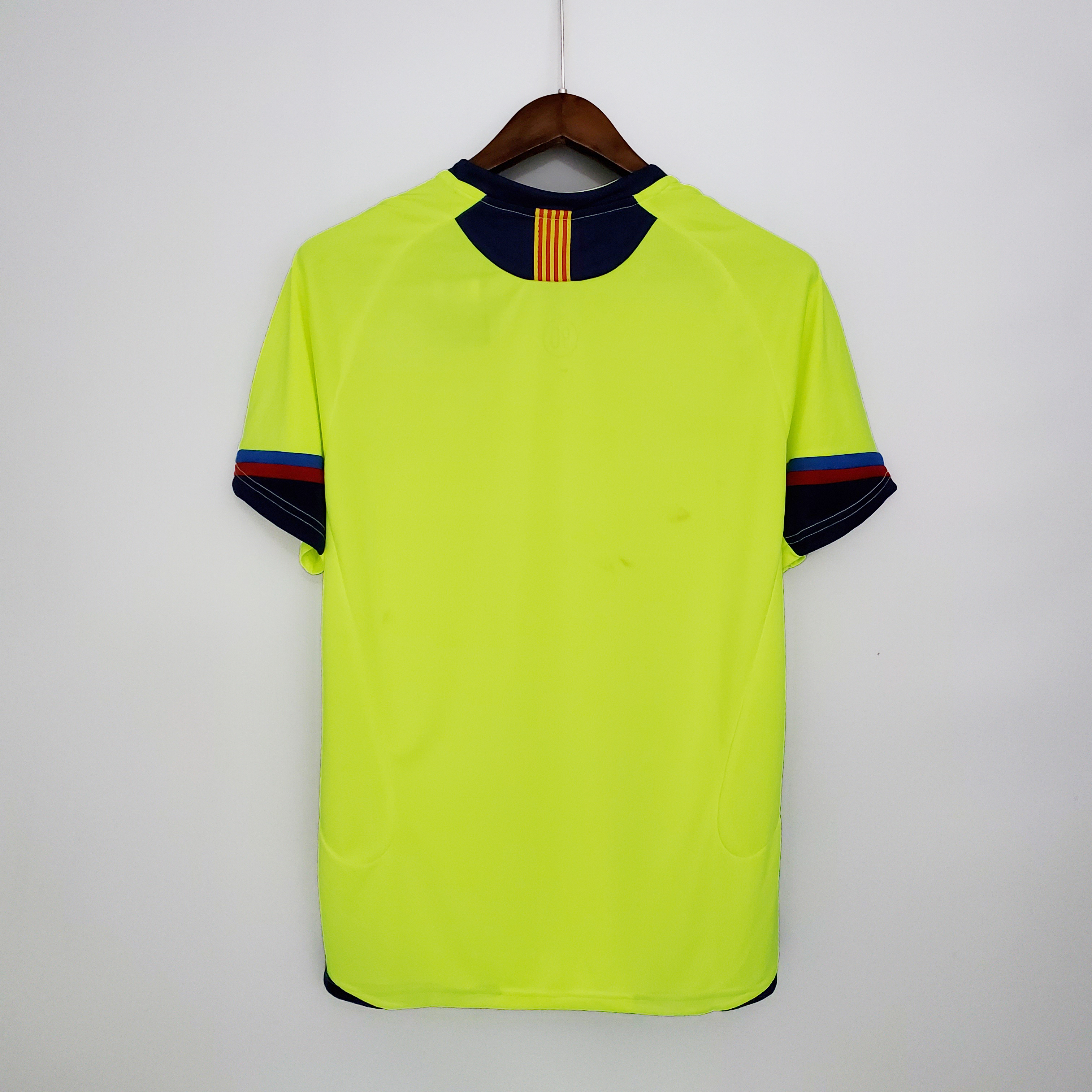 Mens Barcelona Retro Away Jersey 2005/06 Mens Barcelona Retro Away Jersey 2005/06 rear view showing matching team styling