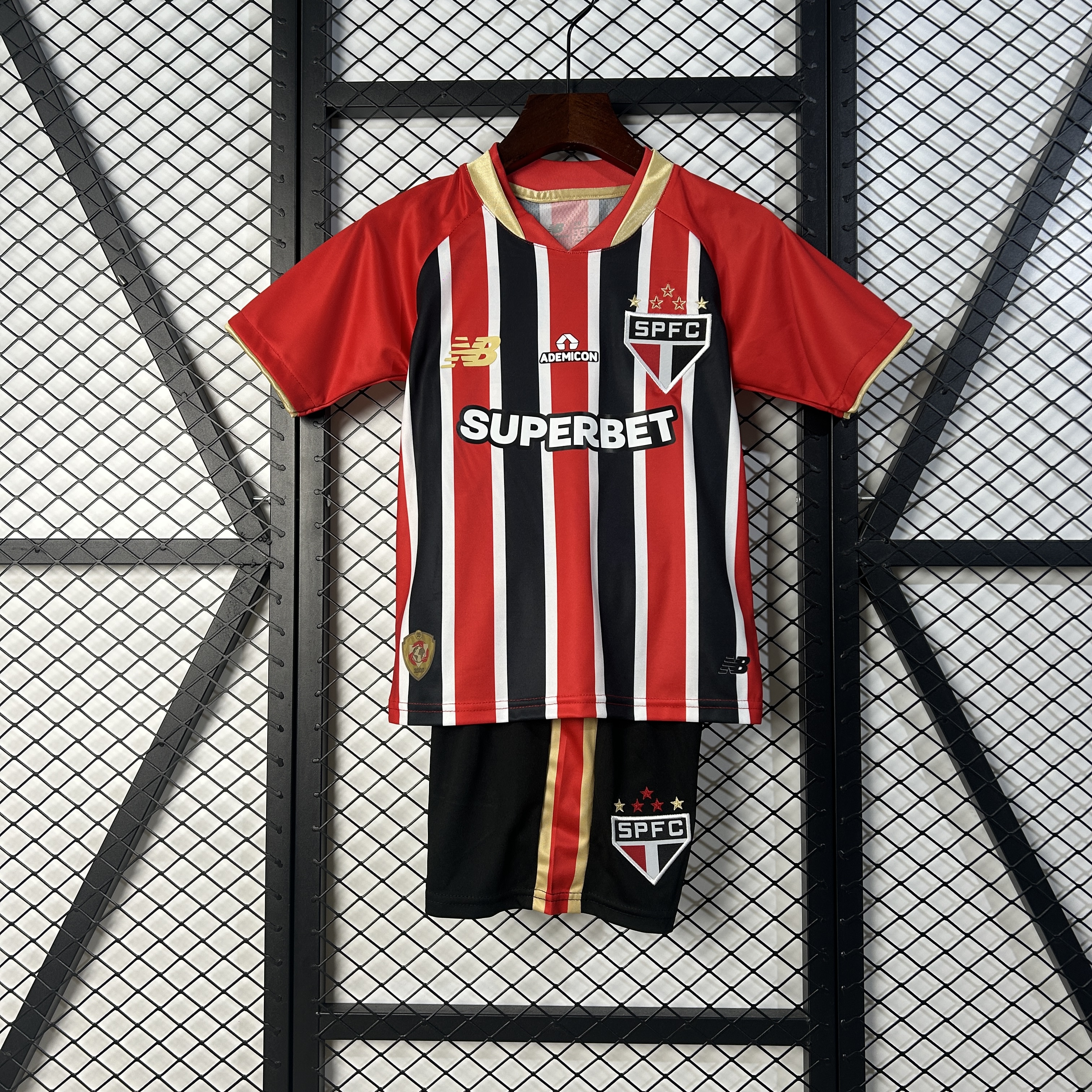 Kids Sao Paulo Away Kit 2025/26 Kids Sao Paulo Away Kit 2025/26 front view showing jersey and shorts