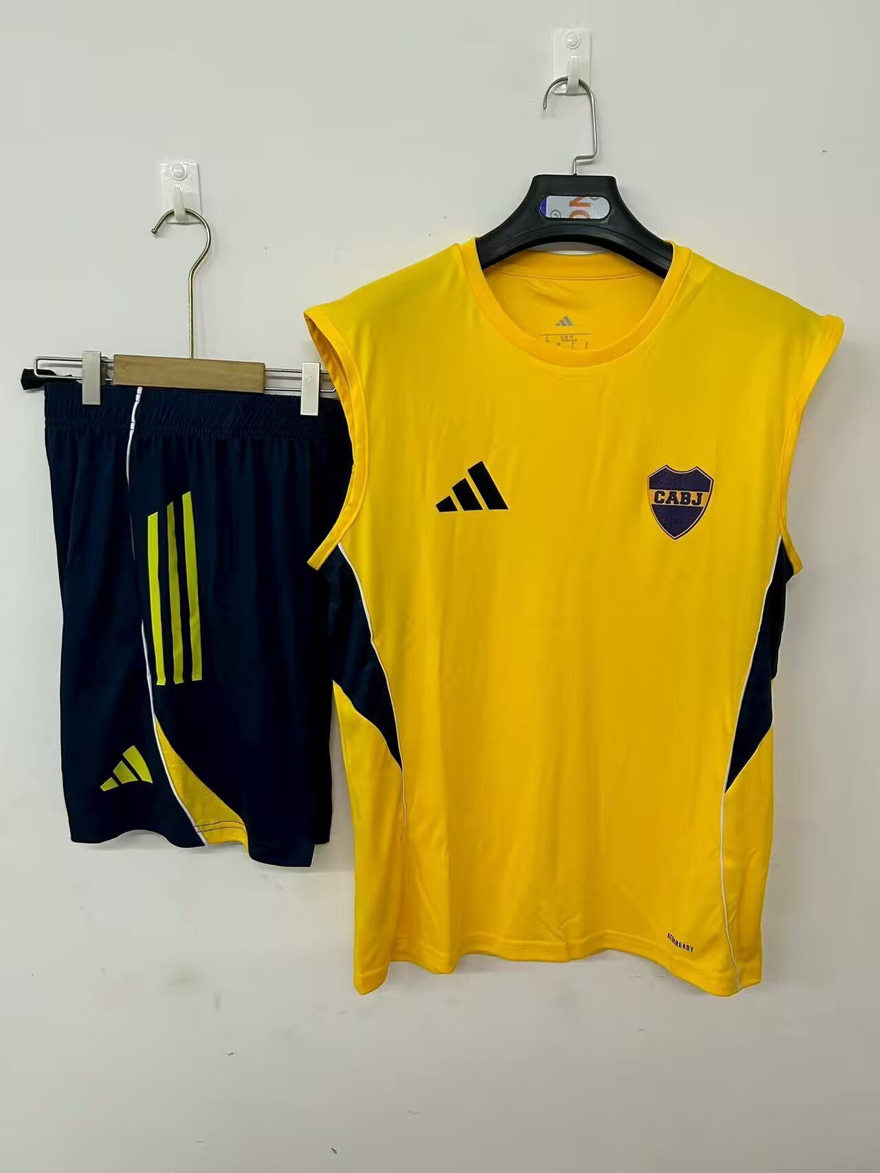 Mens Boca Juniors yellow Training Kit 2025/26 Mens Boca Juniors yellow Training Kit 2025/26 front view of sleeveless set