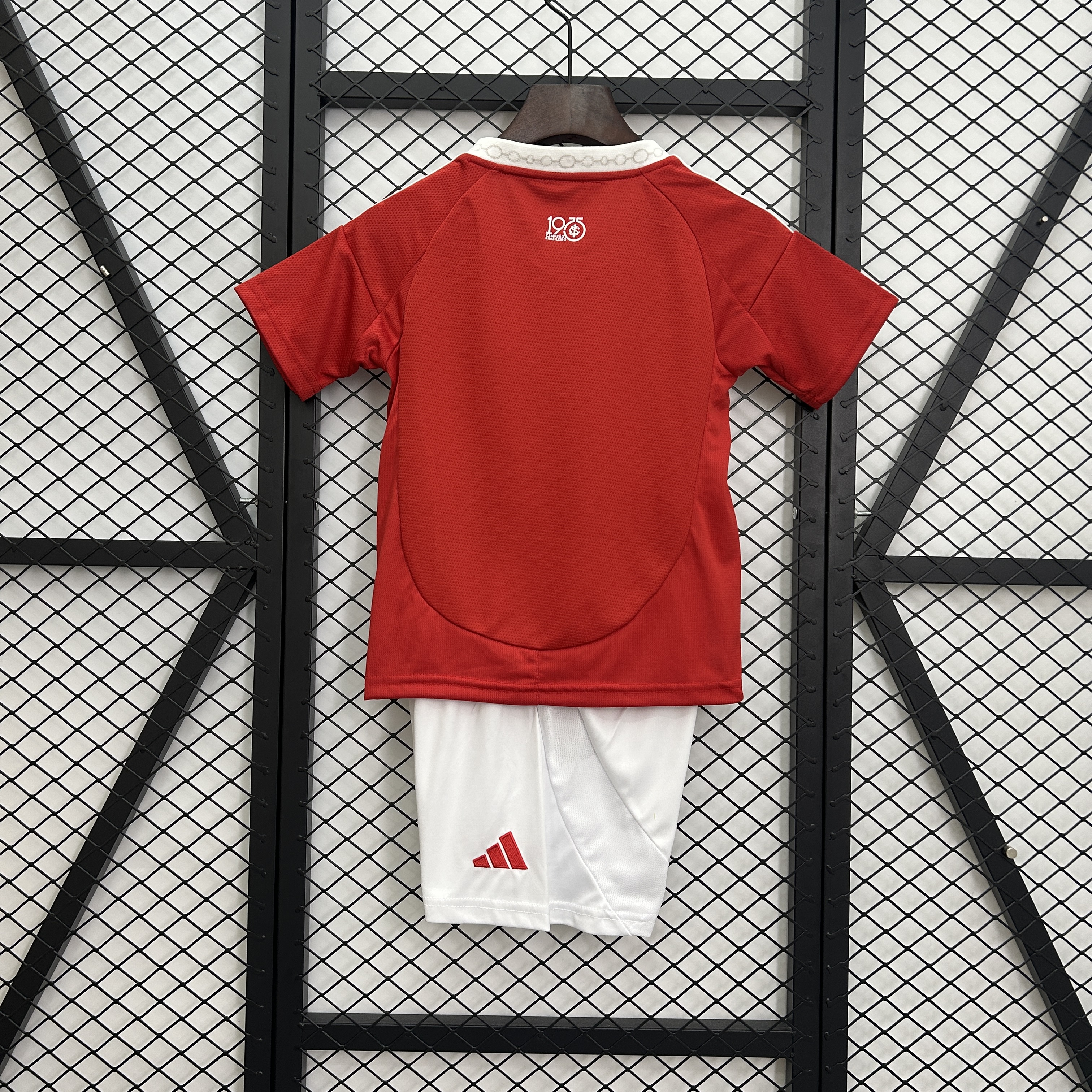 Kids Internacional Home Kit 2025/26 Kids Internacional Home Kit 2025/26 front view on display