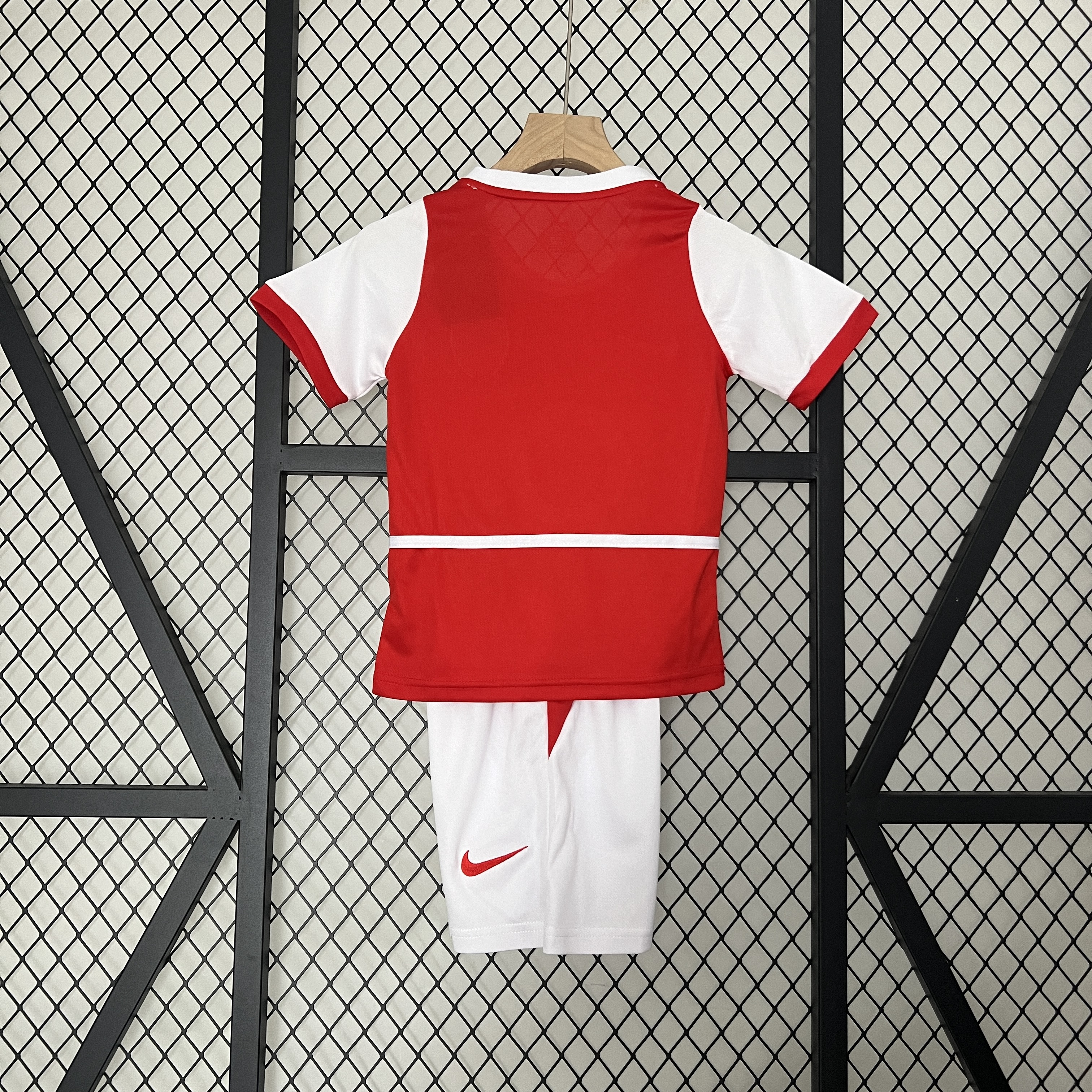 Kids Arsenal Retro Home Kit 2002/04 Kids Arsenal Retro Home Kit 2002/04 back view detail
