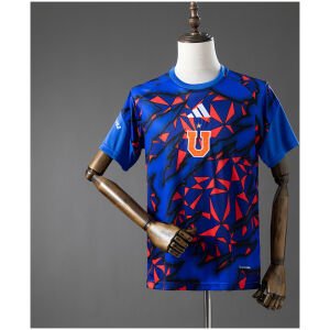 Mens Club Universidad de Chile Pre-Match Jersey 2026 Front view of the Mens Club Universidad de Chile Pre-Match Jersey 2026 with red and blue polygonal graphic shards