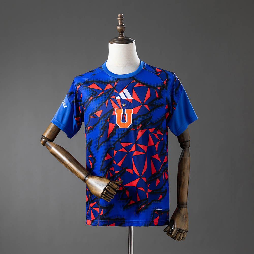 Mens Club Universidad de Chile Pre-Match Jersey 2026 Front view of the Mens Club Universidad de Chile Pre-Match Jersey 2026 with red and blue polygonal graphic shards