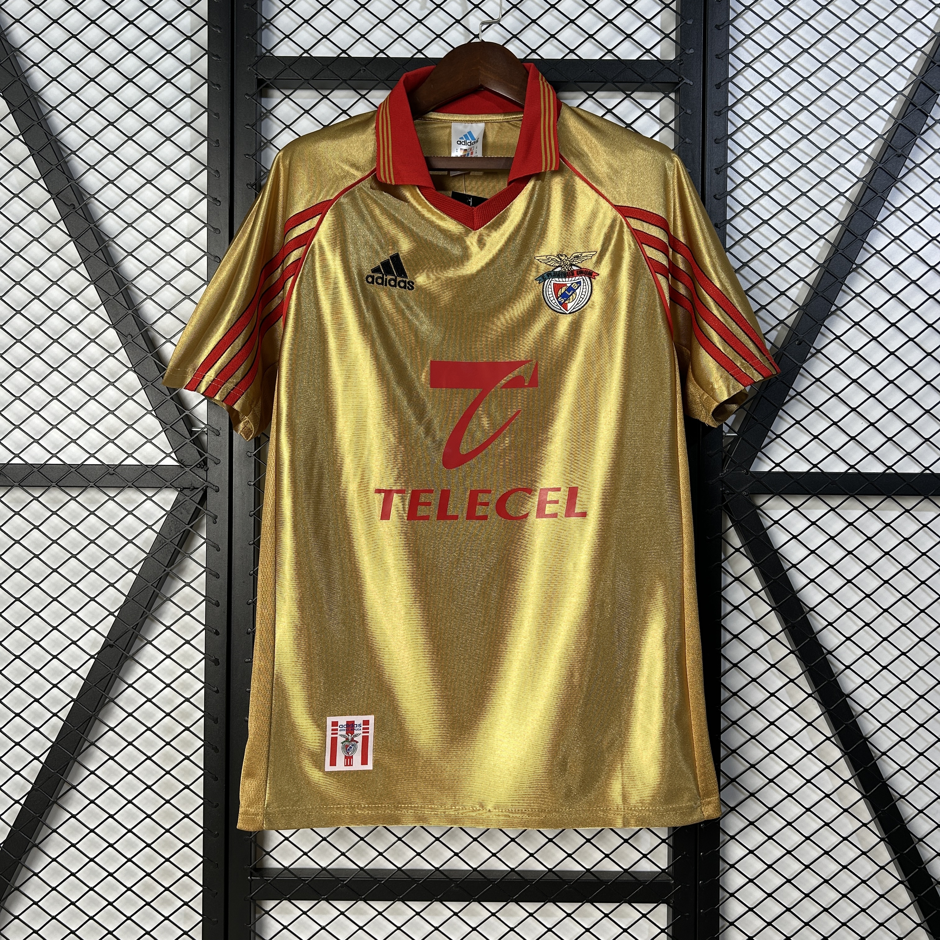 Mens Benfica Retro Away Jersey 1998/99 Mens Benfica Retro Away Jersey 1998/99 front view in gold with red collar