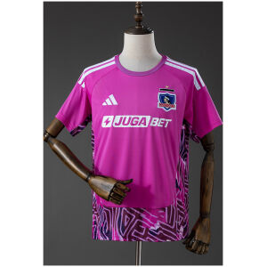 Mens Colo Colo GK Purple Jersey 2026/27 front view in magenta featuring geometric flanks and JUGA BET chest sponsor