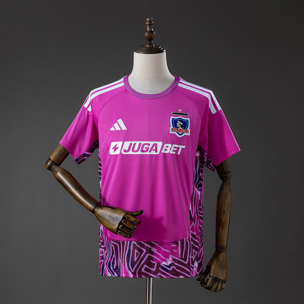 Mens Colo Colo GK Purple Jersey 2026/27 Mens Colo Colo GK Purple Jersey 2026/27 front view in magenta featuring geometric flanks and JUGA BET chest sponsor