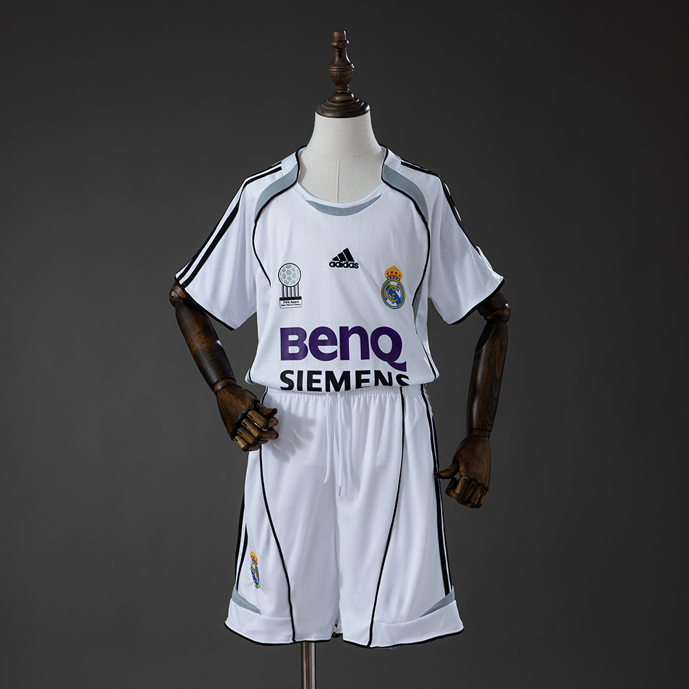 Kids Real Madrid Retro Home Kit 2006/07 Kids Real Madrid Retro Home Kit 2006/07 front view showing white jersey with BenQ Siemens sponsor and white shorts
