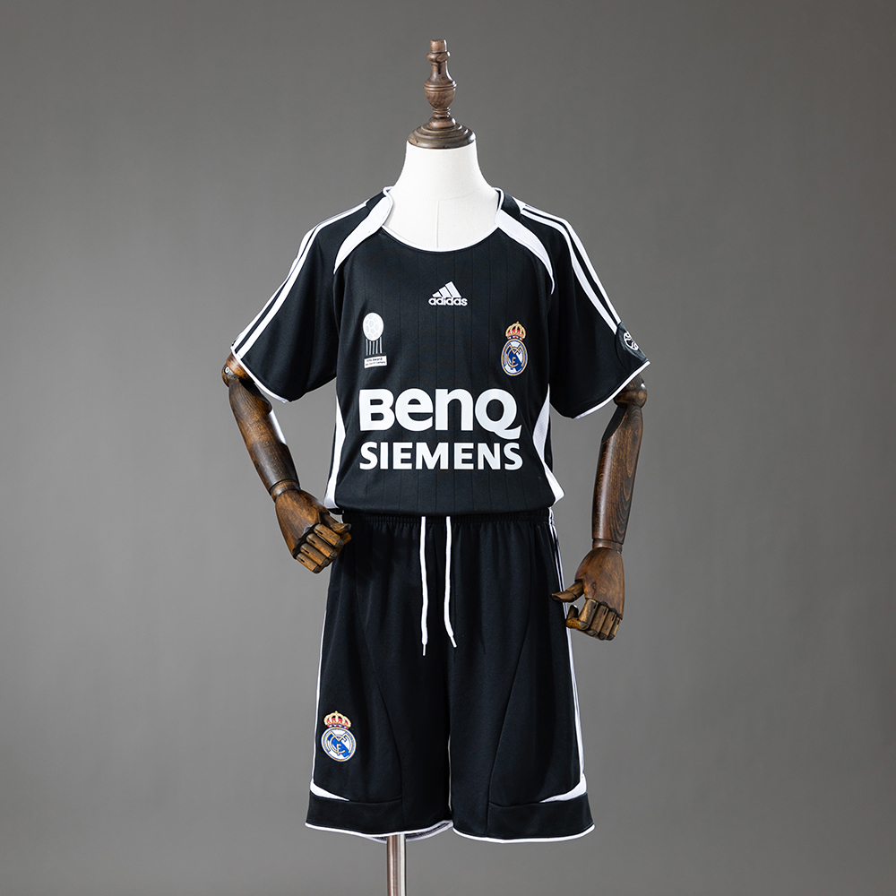 Kids Real Madrid Retro Third Kit 2006/07 Kids Real Madrid Retro Third Kit 2006/07 front view showing black jersey with white trims and matching black shorts