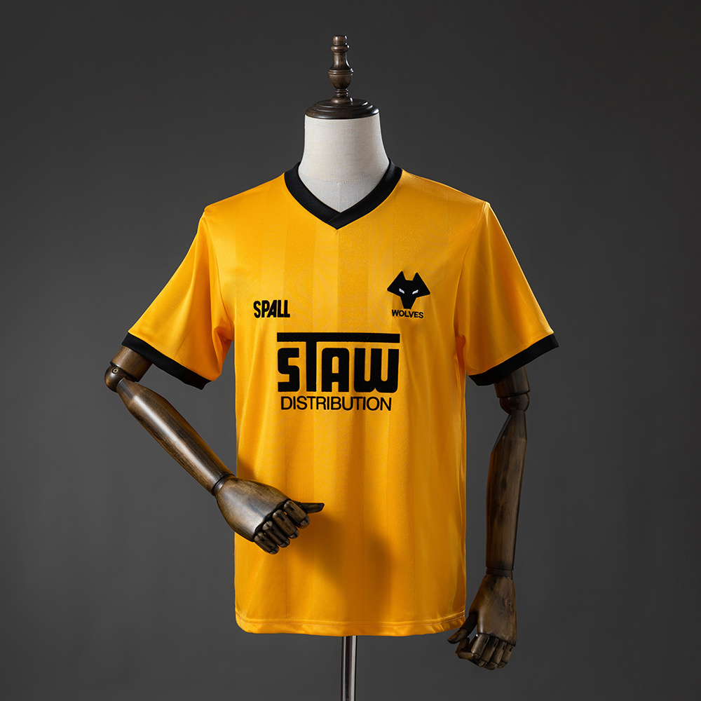 Mens Wolverhampton Wanderers Wolves Retro Home Jersey 1986/87 Front view of the Mens Wolverhampton Wanderers Wolves Retro Home Jersey 1986/87 in old gold with black wolf crest