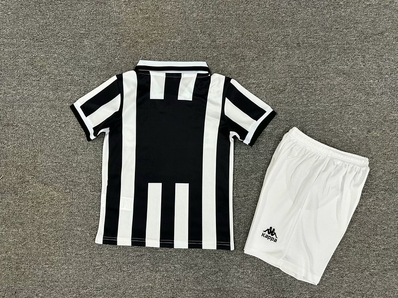 Kids Juventus Retro Home Kit 1995/96 Kids Juventus Retro Home Kit 1995/96 back view detail