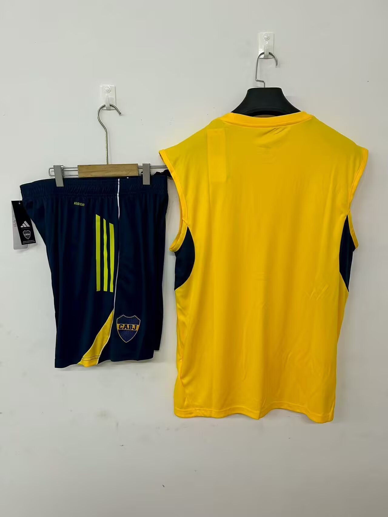 Mens Boca Juniors yellow Training Kit 2025/26 Mens Boca Juniors yellow Training Kit 2025/26 rear view of shirt and shorts