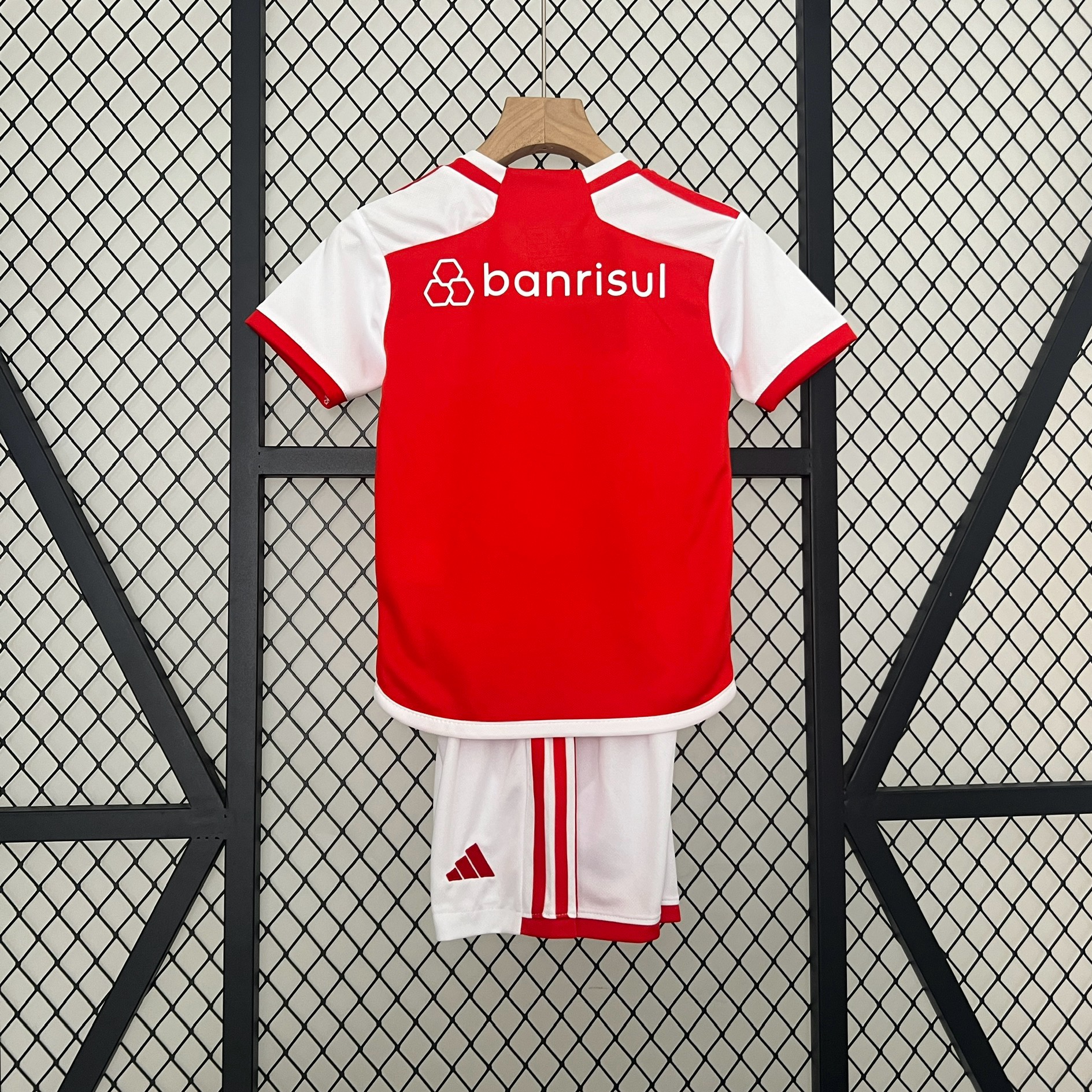 Kids Internacional Home Kit 2024/25 Kids Internacional Home Kit 2024/25 front view on display