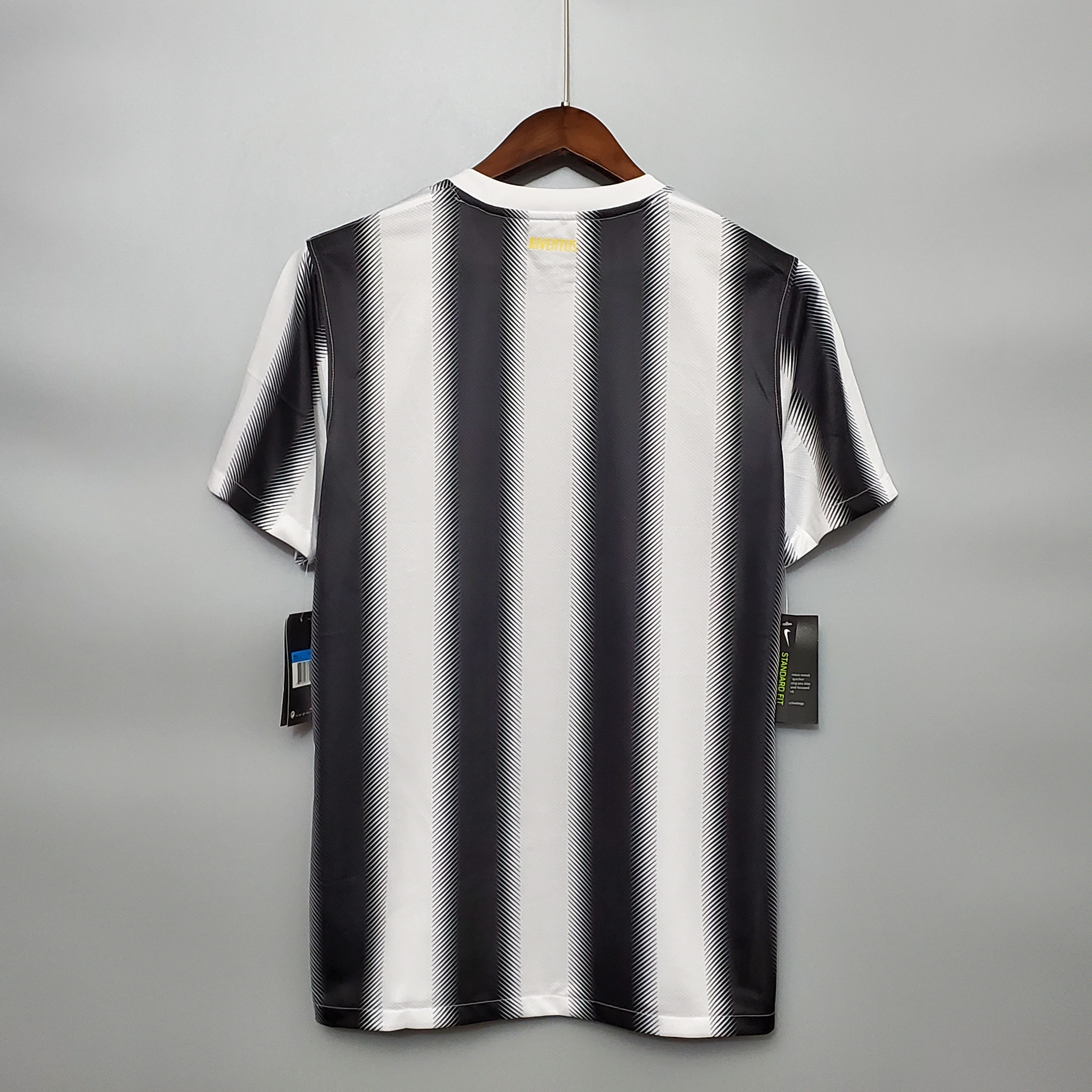 Mens Juventus Retro Home Jersey 2010/11 Mens Juventus Retro Home Jersey 2010/11 back view detail