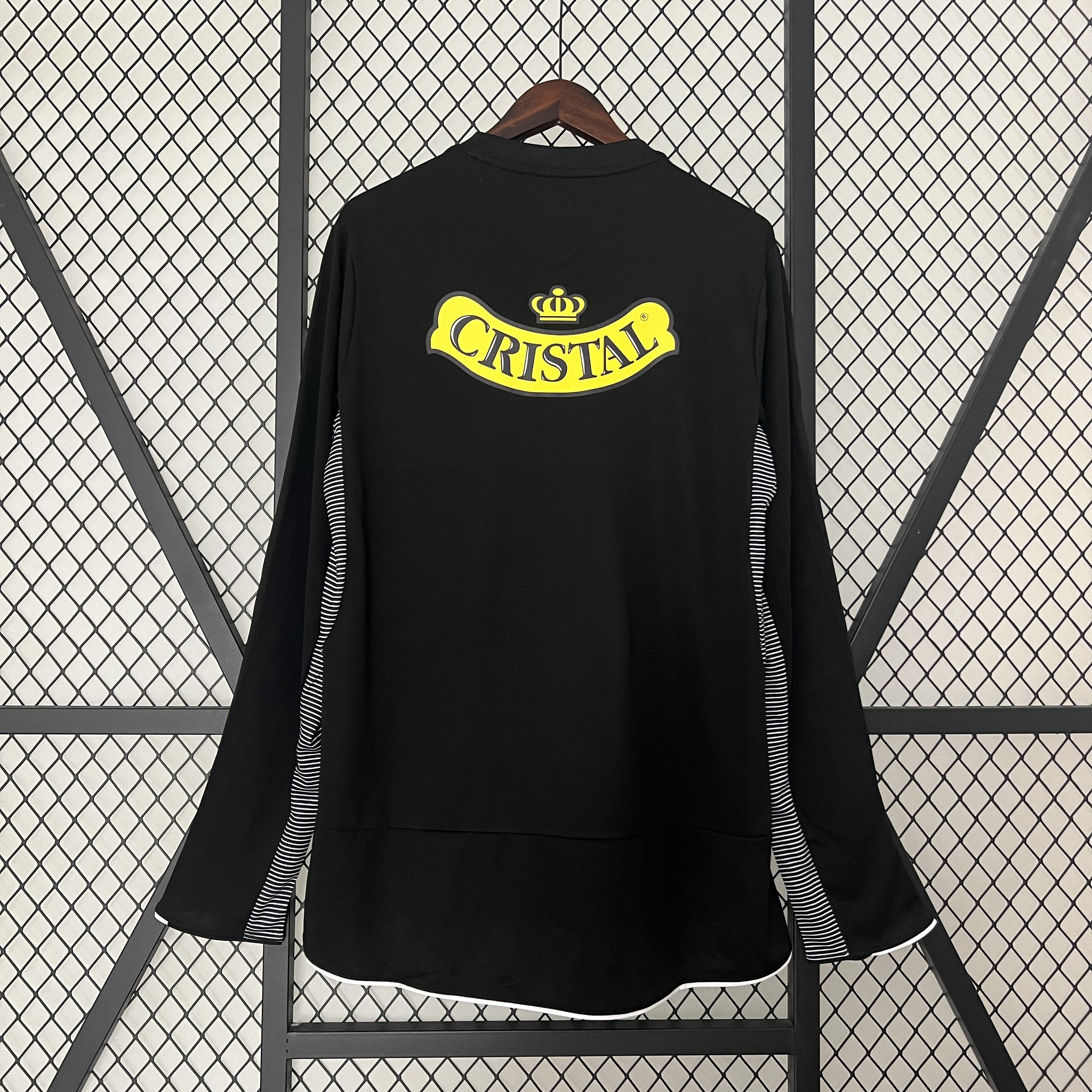Mens Colo Colo Retro Long Sleeve Away Jersey 2006/07 Mens Colo Colo Retro Long Sleeve Away Jersey 2006/07 rear view showing matching team styling