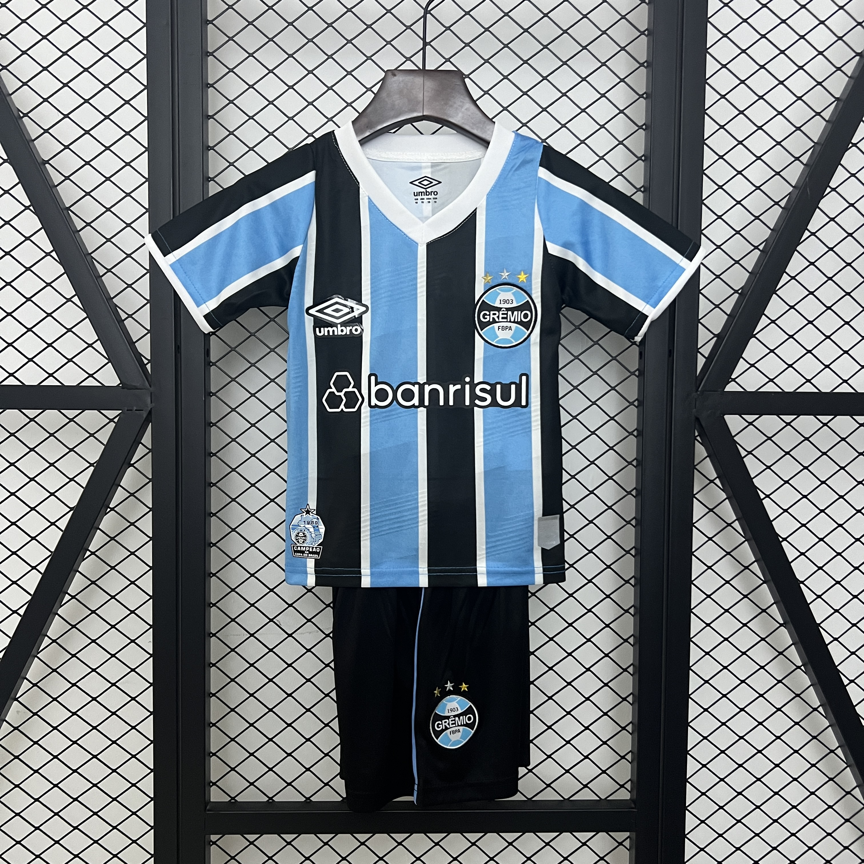 Kids Gremio Home Kit 2024/25 Kids Gremio Home Kit 2024/25 front view on display