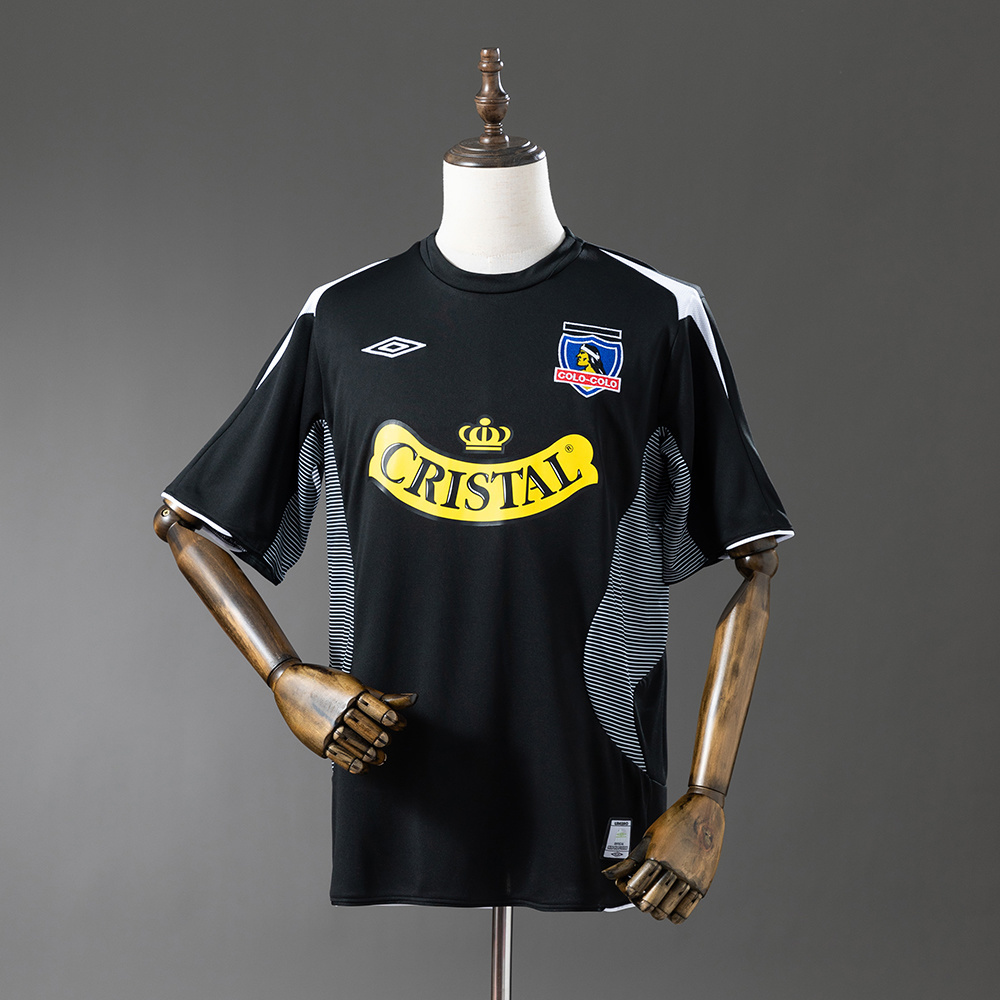 Mens Colo Colo Retro Away Jersey 2006/07 Mens Colo Colo Retro Away Jersey 2006/07 front view with pinstriped flanks