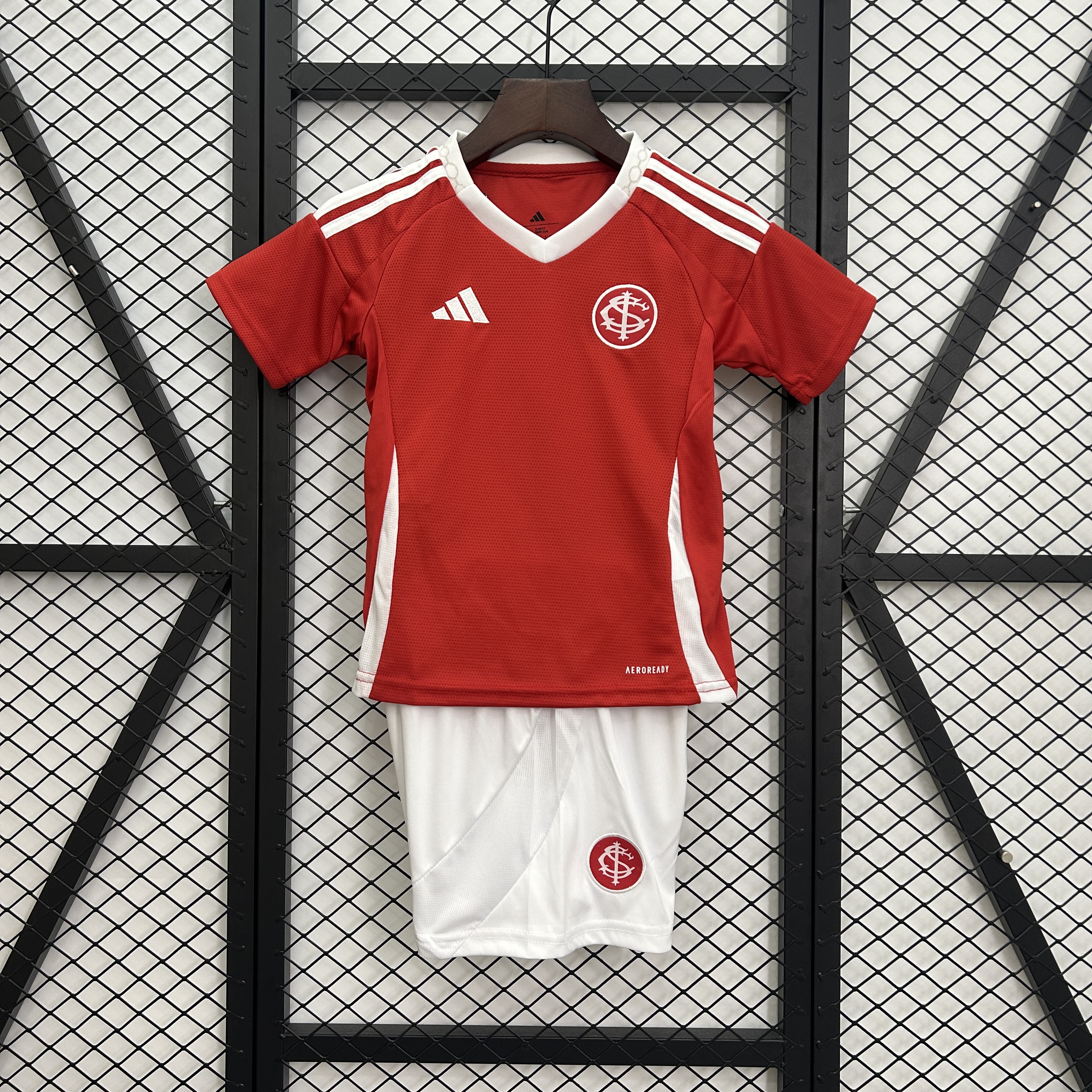 Kids Internacional Home Kit 2025/26 Kids Internacional Home Kit 2025/26 front view on display
