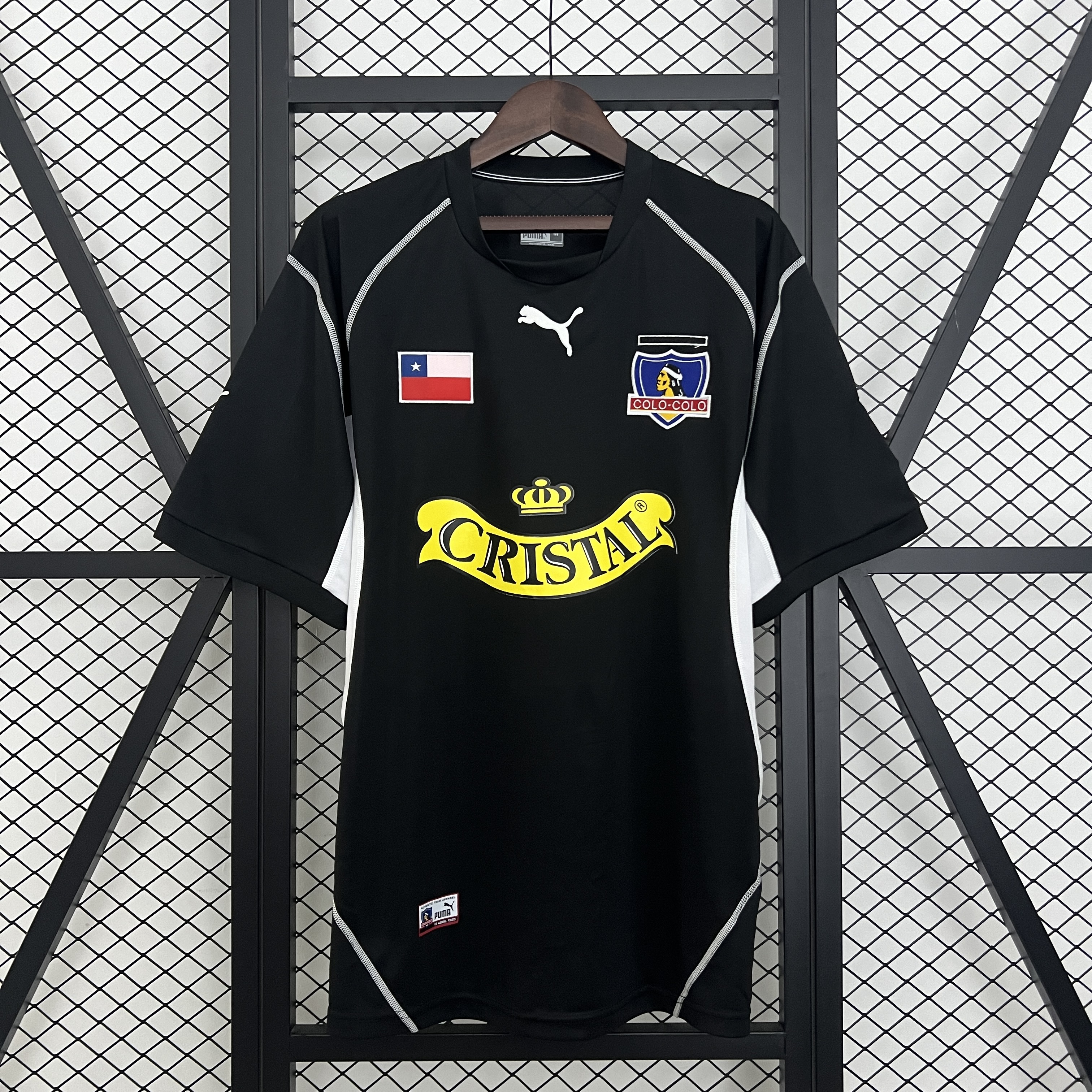 Mens Colo Colo Retro Away Jersey 2003/04 Mens Colo Colo Retro Away Jersey 2003/04 front view showing black torso